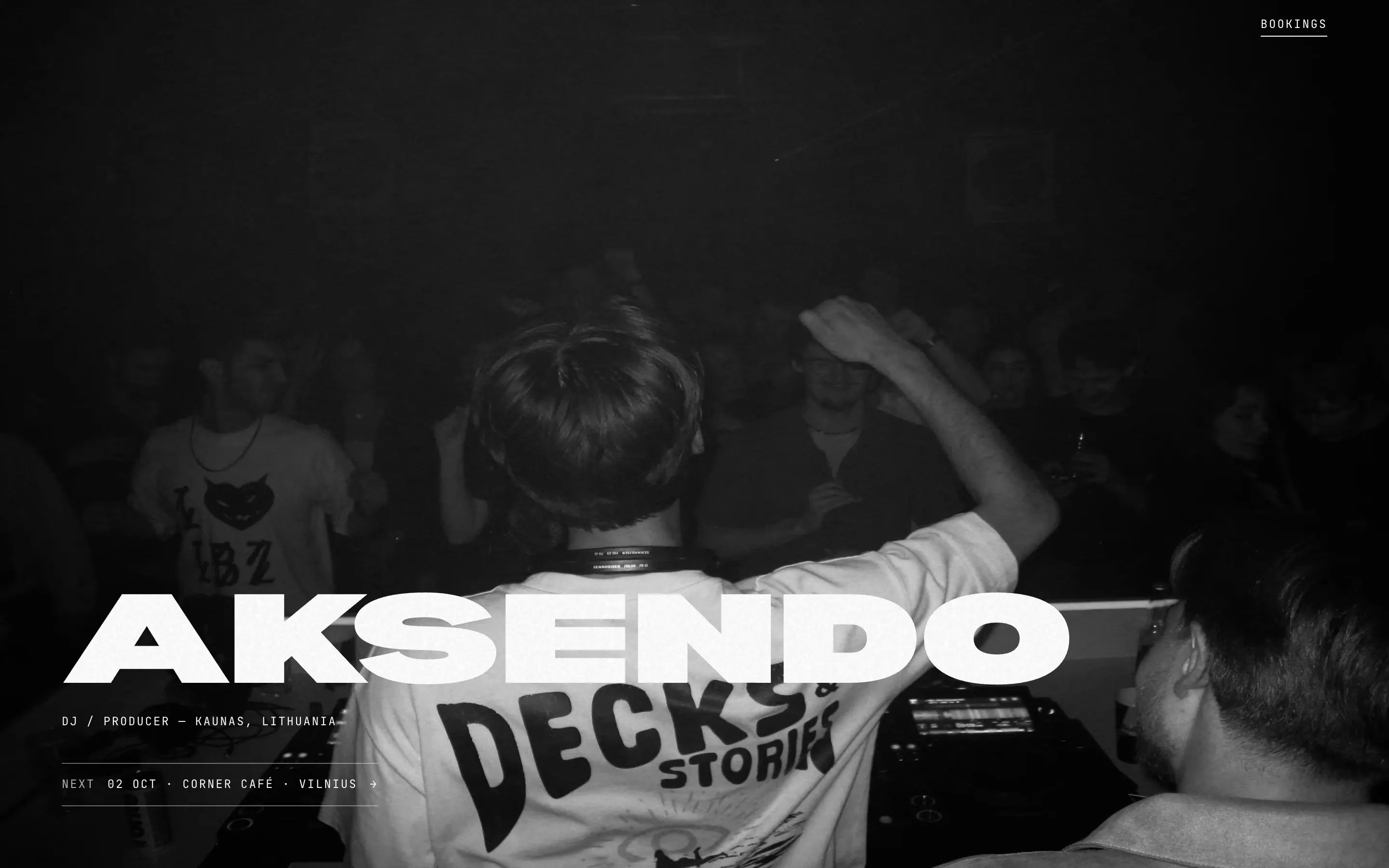 Aksendo homepage: black and white crowd photo with the AKSENDO wordmark